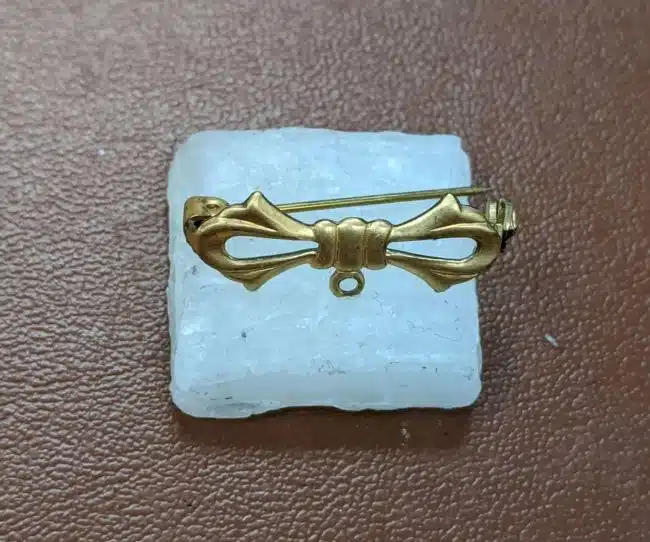 Bow Pin with Loop
